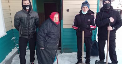 Социальные работники помогли с уборкой снега бабушке в г. Славгороде (1)