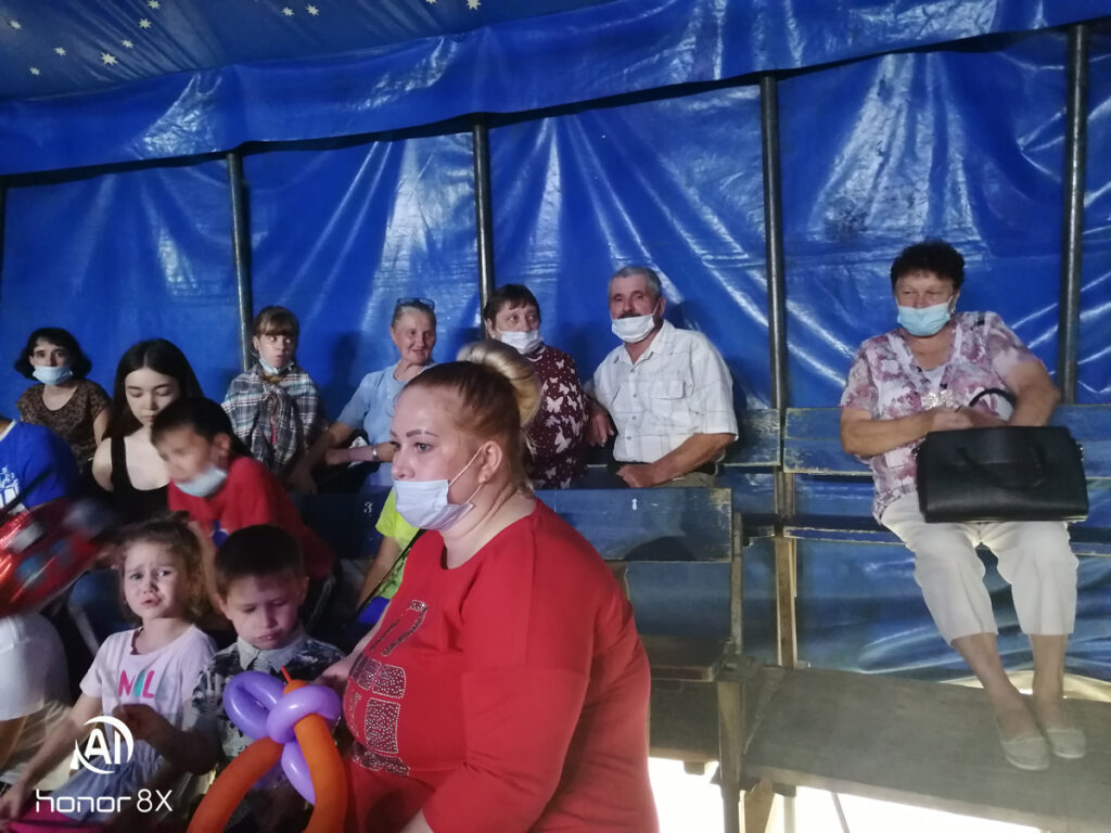 Активисты Бийского представительства АКОО «Вместе против рака» посетили купольный цирк