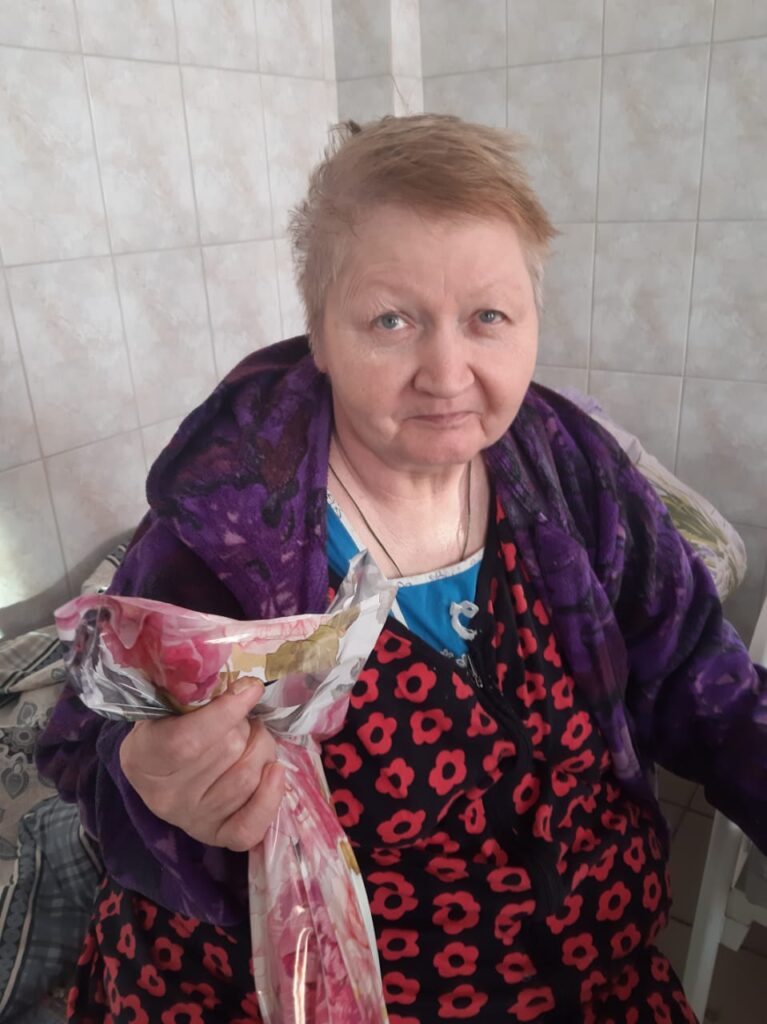 Пациенты центрального дома-интерната для престарелых и инвалидов в г. Барнауле получили подарки от добровольцев АКОО «Вместе против рака»
