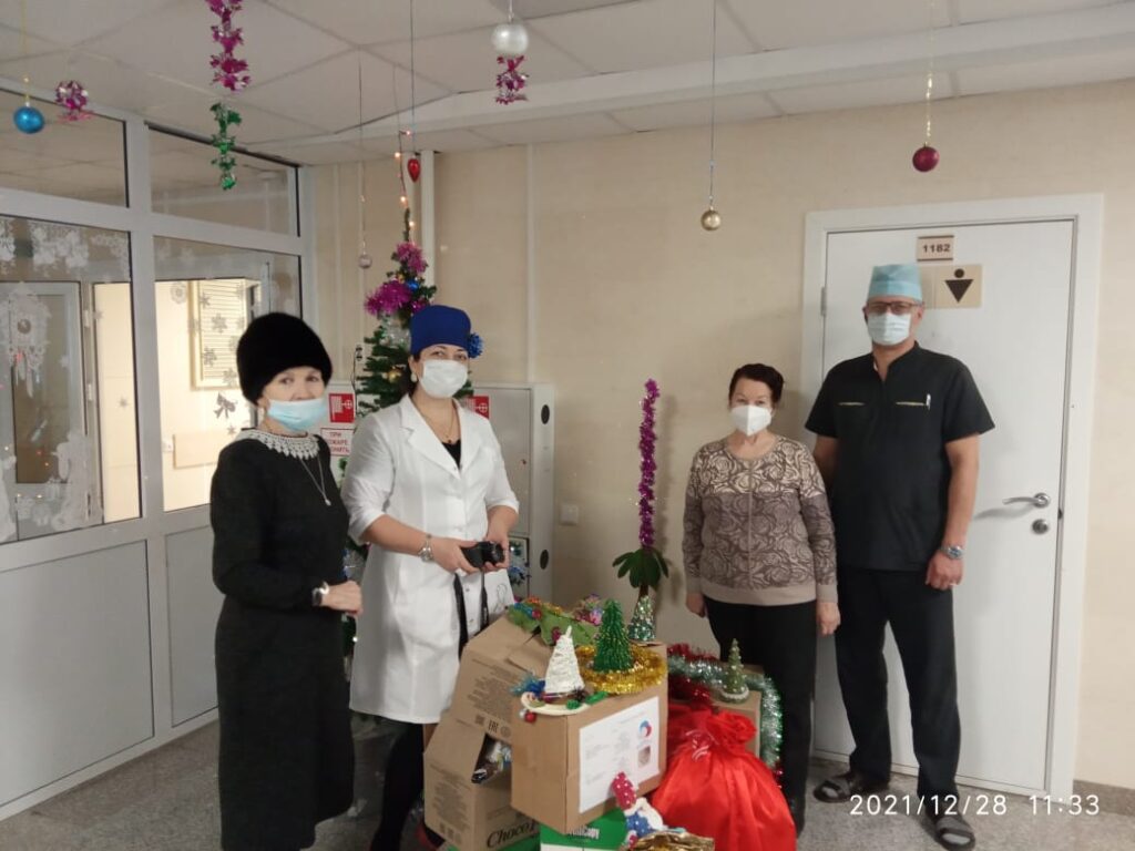 Самодельные новогодние подарки от детей г. Барнаула получили пациенты онкодиспансера «Надежда»