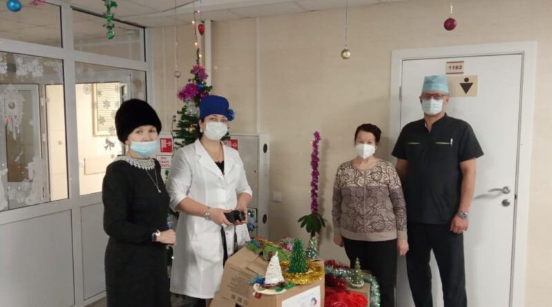 Самодельные новогодние подарки от детей г. Барнаула получили пациенты онкодиспансера «Надежда»