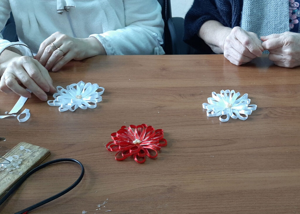 Цветы из атласных лент изготовили пациенты онкологического диспансера г. Рубцовска