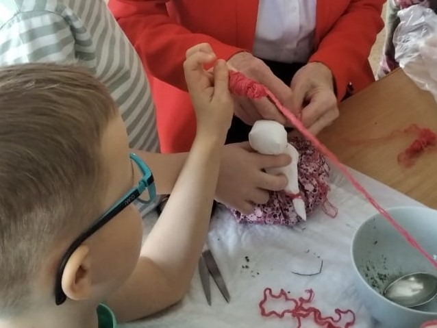 Мастер-класс в детском саду №259 по изготовлению русской народной куклы провела доброволец АКОО «Вместе против рака»