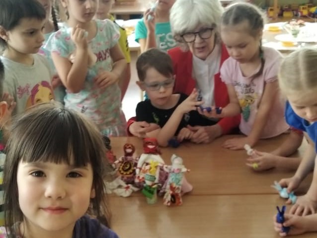 Мастер-класс в детском саду №259 по изготовлению русской народной куклы провела доброволец АКОО «Вместе против рака»