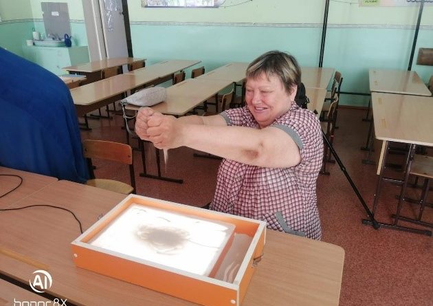 Мастер-класс «Рисование песком» организовали специалисты АКОО «Вместе против рака» в Бийске