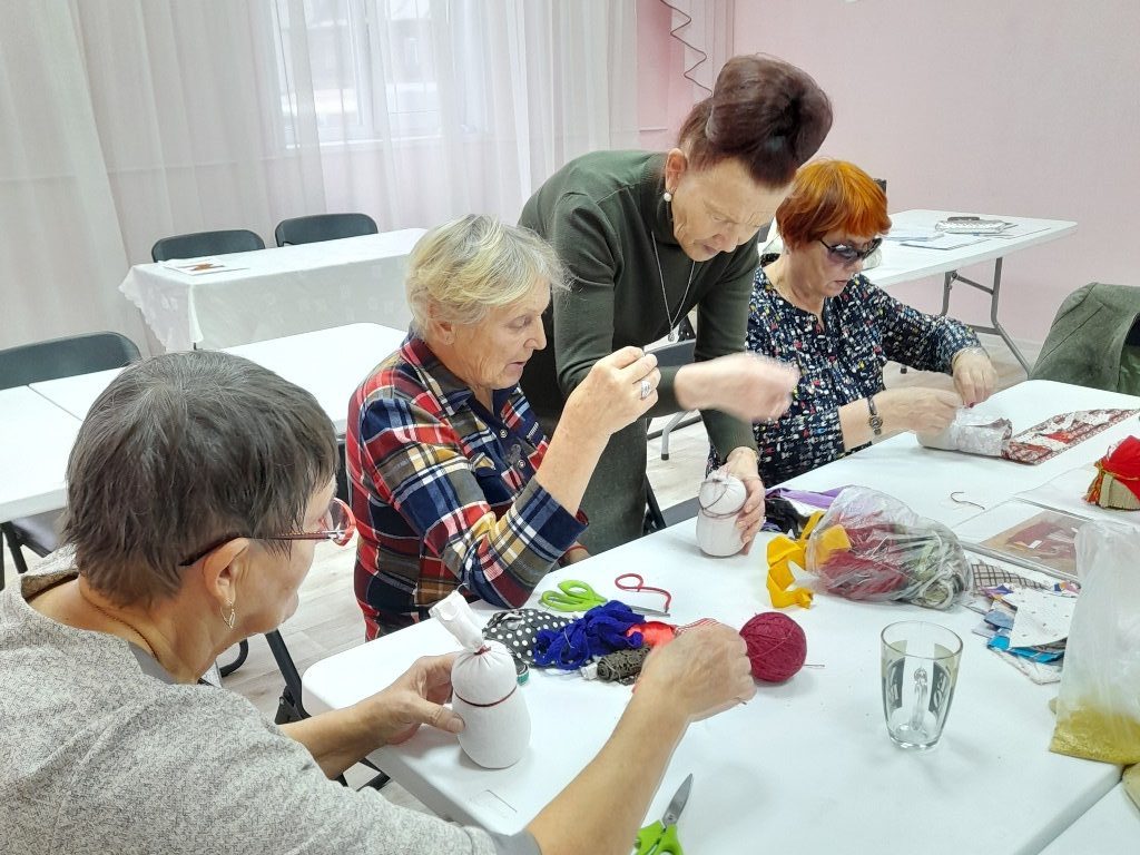 Позитивный образ «Я»: арт-терапевты АКОО «Вместе против рака» продолжают занятия в ТОС «Тимуровский»