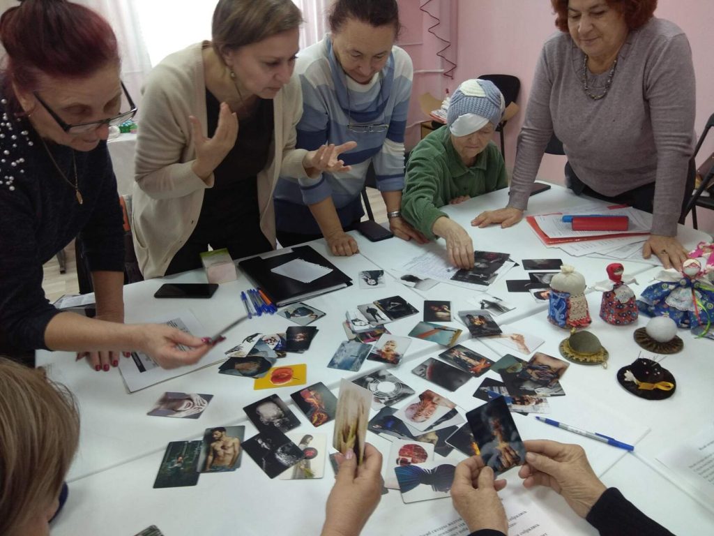 Финальный пляс под маракас: работа арт-терапевтической группы в ТОС «Тимуровский» завершилась ярко и громко
