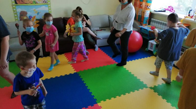 «Барбарики танцуют и поют»: музыкотерапевт провела занятия для маленьких пациентов