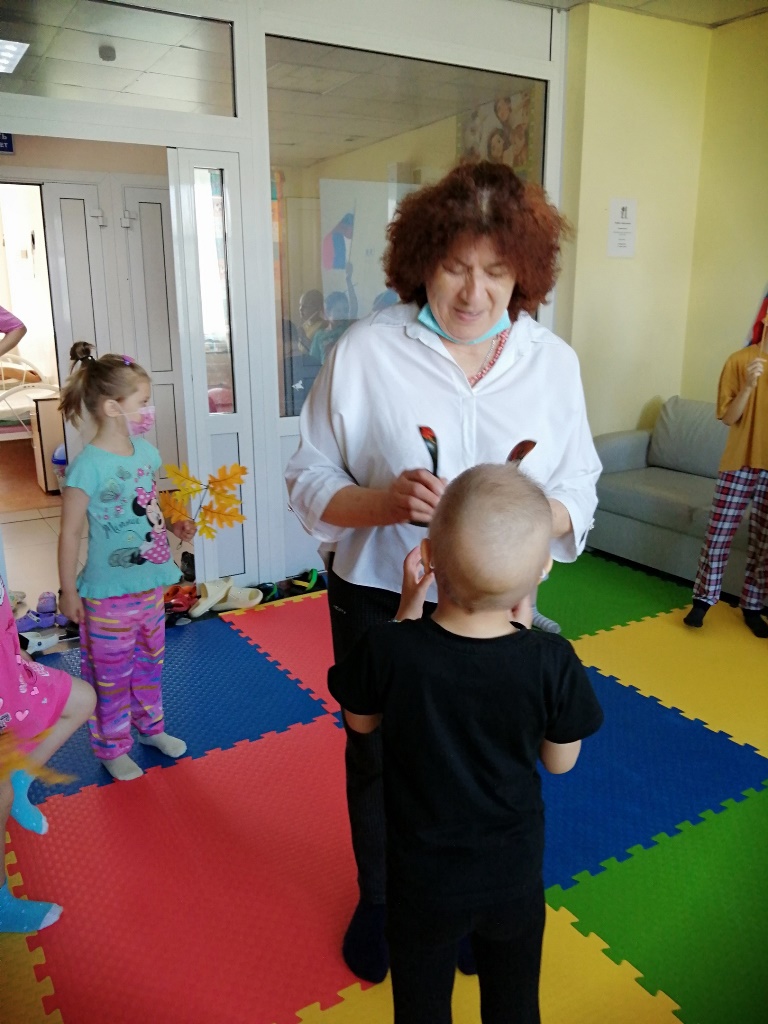 «Барбарики танцуют и поют»: музыкотерапевт провела занятия для маленьких пациентов