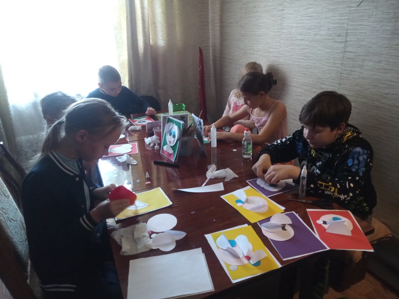 Ребята из «Радужной единорожки» поздравили пожилых жителей Славгорода с праздником