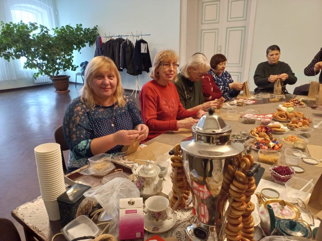 «Ароматный чай – встречай!» Мастер-класс по изготовлению чайного сбора прошёл в городе Бийске