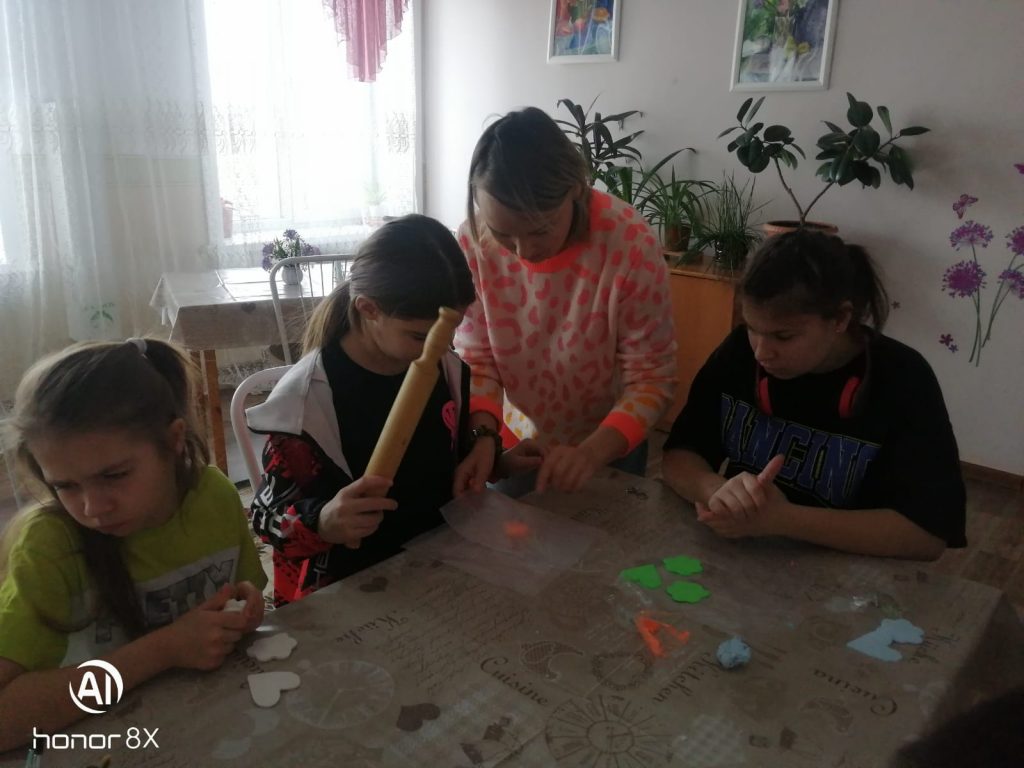 Занятие творческой мастерской «Атмосфера» в КГБУ "Бийский центр помощи детям ОБПР"