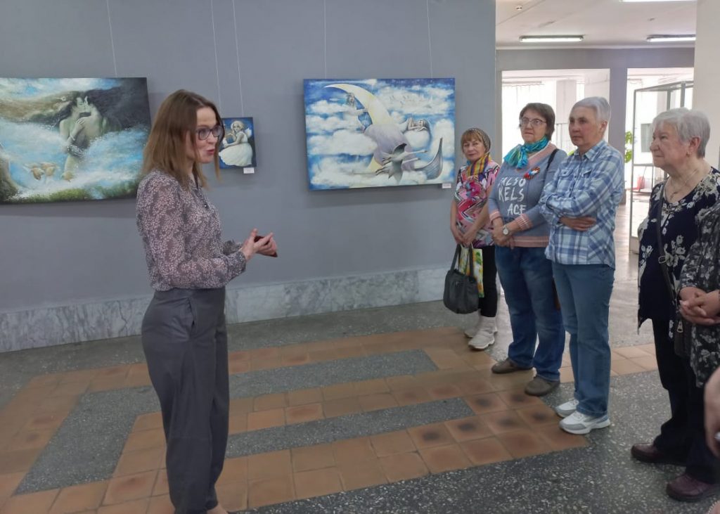 В Бийском представительстве АКОО «Вместе против рака» посетили выставку работ художника Владимира Распутина «Путь к источнику»