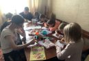 Летние каникулы в клубе «Радужная единорожка»: дети занялись бисероплетением