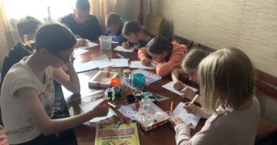 Летние каникулы в клубе «Радужная единорожка»: дети занялись бисероплетением