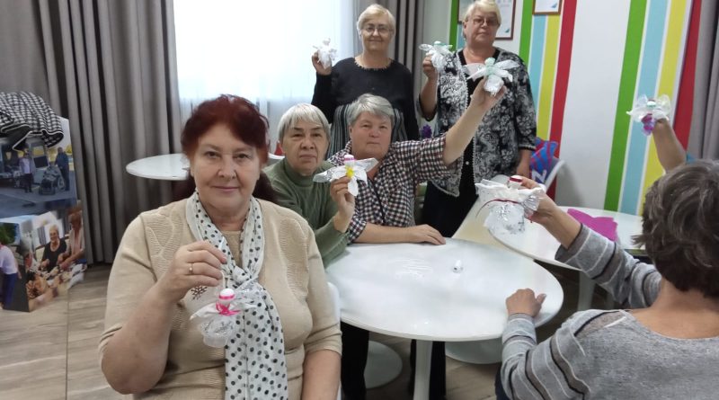 В Новоалтайске прошло занятие по созданию куклы-оберега «Ангел»