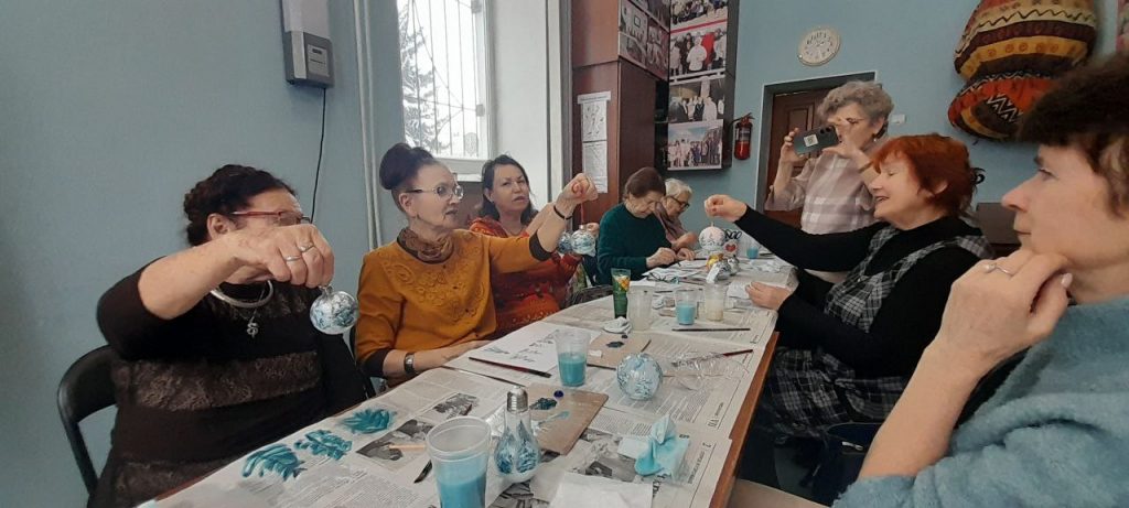 Праздники продолжаются! В Барнауле прошел мастер-класс по росписи новогодних шаров