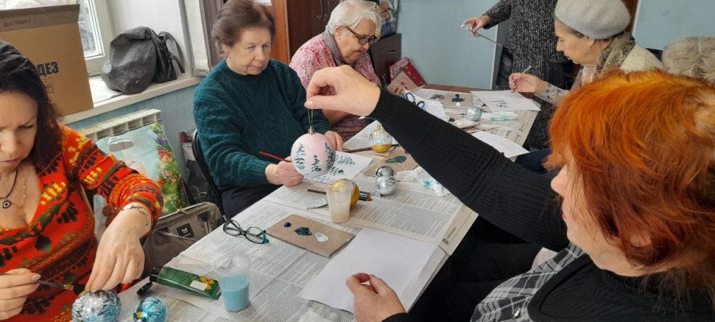 Праздники продолжаются! В Барнауле прошел мастер-класс по росписи новогодних шаров