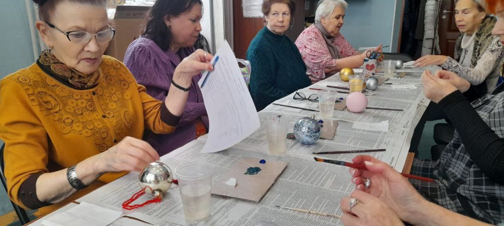 Праздники продолжаются! В Барнауле прошел мастер-класс по росписи новогодних шаров