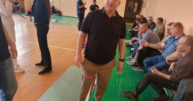 Специалист Рубцовского представительства АКОО Вместе против рака Александр Пивнюк осваивает навыки первой помощи в рамках проекта «Готов к санитарной обороне»