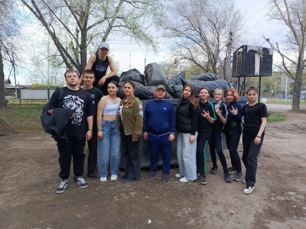 Субботник на улице Светлова в Рубцовске: студенческий отряд «Искра» и проект «Дари добро» в деле