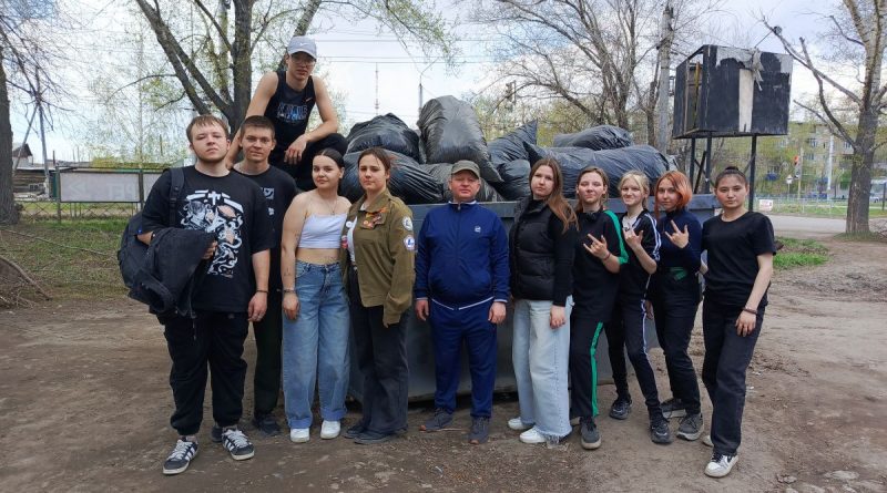 Субботник на улице Светлова в Рубцовске: студенческий отряд «Искра» и проект «Дари добро» в деле
