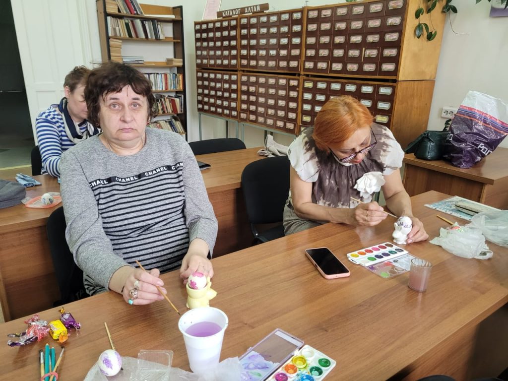 Мастер-класс «Роспись пасхальных яиц» прошёл в Бийске