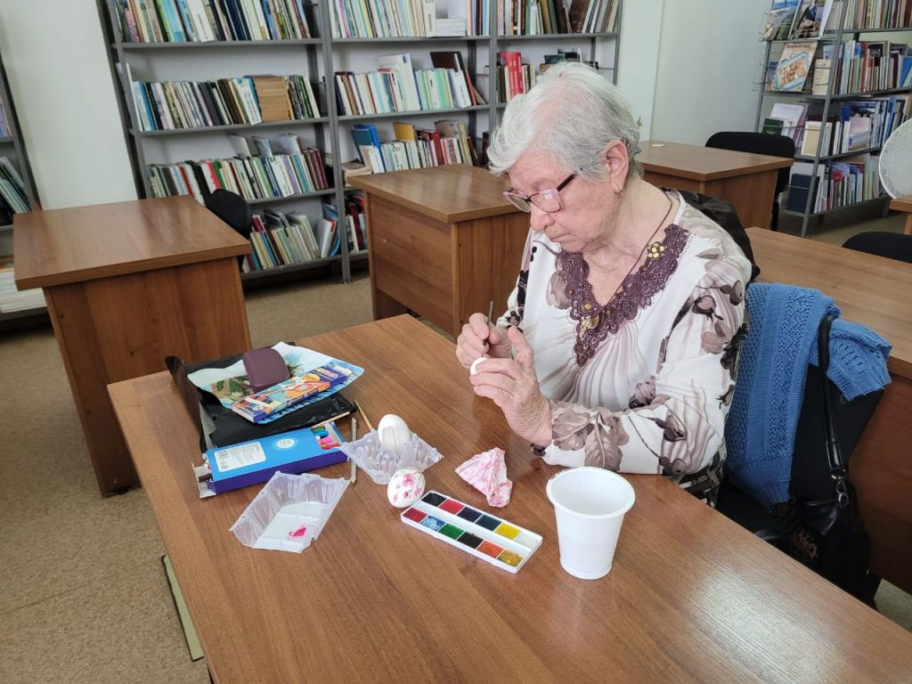 Мастер-класс «Роспись пасхальных яиц» прошёл в Бийске
